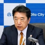 　定例記者会見をする大分市の足立信也市長＝１８日午後、大分市役所