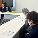 　福井県高浜町の担当者ら（左）と面会する市民団体のメンバー＝１８日午後、高浜町