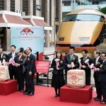 　台北駅前に展示された東武鉄道の特急「日光詣スペーシア」と式典出席者ら＝１８日、台北市（共同）