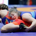 　女子７６キロ級準決勝　山本和佳を攻める鏡優翔（右）＝駒沢体育館