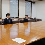 　意見交換に臨む日本将棋連盟常務理事の糸谷哲郎八段（奥中央）らと岡山県倉敷市の伊東香織市長（手前右）ら＝１８日午後、倉敷市