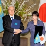 　署名式で握手する高市首相（右）とカザフスタンのトカエフ大統領＝１８日午後、首相官邸