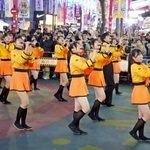 　マーチングを披露する京都橘高の生徒ら＝１８日、台北市（共同）