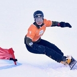 　スノーボード女子パラレル大回転の３位決定戦で滑走する三木つばき＝カレッツァ（共同）