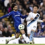 　ユールゴーデンの小杉（右）＝５月、ロンドン