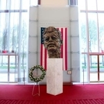 　ケネディ・センターにあるケネディ元米大統領の銅像＝２０１３年１１月、ワシントン（ＡＰ＝共同）