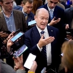 　取材に応じるクーンズ米上院議員＝１６日、ワシントン（ゲッティ＝共同）