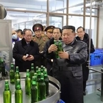 　北朝鮮南西部の黄海南道長淵を訪れ、工場を視察する金正恩朝鮮労働党総書記（手前）＝１８日（朝鮮中央通信＝共同）