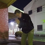 　王将フードサービス本社前で手を合わせる富岡正和さん＝１９日未明、京都市山科区