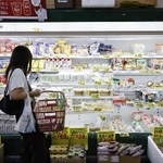 　スーパーの買い物客＝１０月、東京都練馬区のアキダイ関町本店