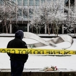 　米ブラウン大の前に立つ人＝１４日、ロードアイランド州プロビデンス（ロイター＝共同）