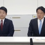 　取材に応じる自民党の小野寺税調会長（右）と日本維新の会の梅村税調会長＝５日、国会
