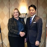 　会談を前に記念撮影に臨む小泉防衛相（右）とニュージーランドのコリンズ国防相＝１９日午前、東京都千代田区（代表撮影）