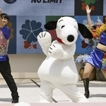 　５月、ＵＳＪが大阪・関西万博の大阪ヘルスケアパビリオンで開いたイベントで、ダンスを披露するスヌーピー＝大阪市此花区の夢洲