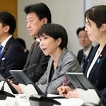 　人工知能戦略本部の会合であいさつする高市首相（手前から２人目）＝１９日午前、首相官邸