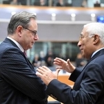 　ＥＵ首脳会議で言葉を交わすベルギーのデウェーフェル首相（左）とＥＵのコスタ大統領＝１８日、ブリュッセル（ゲッティ＝共同）