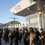 　ＪＲ八戸線の運休が続き、長い列ができた八戸駅前のバスターミナル＝１６日、青森県八戸市