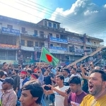 　昨年８月、バングラデシュ・ダッカでデモ行進する人たち（ゲッティ＝共同）