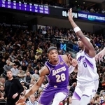 　ジャズ戦で攻め込むレーカーズの八村（左）＝ソルトレークシティー（ＮＢＡＥ・ゲッティ＝共同）