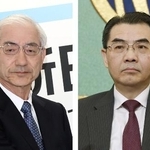 　日中経済協会の進藤孝生会長（左）、中国の呉江浩駐日大使