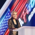 　１８日、米アリゾナ州フェニックスで開かれた「ターニング・ポイント・ＵＳＡ」の年次集会で演説するエリカ・カーク氏（共同）