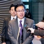 　診療報酬改定について高市首相と協議後、記者団の取材に応じる上野厚労相＝１９日午後、首相官邸