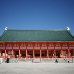 　塗装修理と耐震補強工事が終わった平安神宮の「大極殿」＝１９日午前、京都市左京区