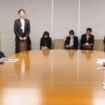 　青森県庁を訪れ、むつ市の中間貯蔵施設への使用済み核燃料受け入れについて小谷知也副知事（左端）らに説明する東京電力ホールディングスの小早川智明社長（右端）＝１９日午後