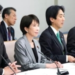 　月例経済報告等に関する関係閣僚会議に臨む高市首相（手前から２人目）＝１９日午後、首相官邸