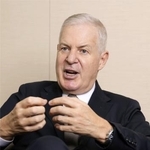 　インタビューに答える国際商業会議所のジョン・デントン事務総長