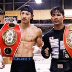 　初の防衛戦へ向けた練習を公開し、タイ選手（右）とポーズをとるＩＢＦフライ級王者の矢吹正道＝名古屋市