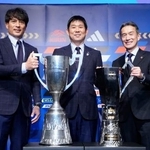 　２０２６年の各日本代表の日程が発表され、写真に納まる（左から）日本サッカー協会の宮本恒靖会長、森保一監督、キリンホールディングスの南方健志社長＝１９日、東京都内