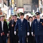 　年末年始特別警戒のため、東京・新宿の歌舞伎町を巡視する迫田裕治警視総監（中央）＝１９日午後
