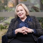 　インタビューに答えるニュージーランドのコリンズ国防相