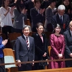 　バレエ公演「くるみ割り人形」の会場に到着された天皇、皇后両陛下と愛子さま＝１９日夜、東京都渋谷区の新国立劇場（代表撮影）