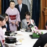 　中央アジア５カ国首脳を招いて開催した夕食会で笑顔を見せる高市首相（後方右から２人目）＝１９日夜、東京・元赤坂の迎賓館（代表撮影）