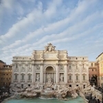 　１９日、ローマの「トレビの泉」を訪れた観光客ら（ＡＰ＝共同）