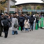 　上野動物園前で列をつくる人たち＝２０日午前、東京都台東区