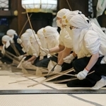 　西本願寺で行われた年末恒例の「すす払い」＝２０日午前、京都市下京区