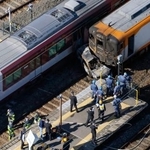 　車と衝突した近鉄京都線の特急列車＝２０日午後０時３９分、京都府精華町（共同通信社ヘリから）