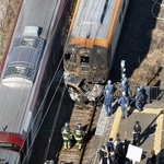 　車と衝突した近鉄京都線の特急列車＝２０日午後０時３７分、京都府精華町（共同通信社ヘリから）