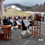 　鳥取県大山町のスキー場で行われたシーズン中の安全や積雪を願う祈願祭。ゲレンデは６年ぶりに積雪がなかった＝２０日午前