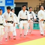 　全日本学生柔道男女混合団体大会の１次リーグで、近大に勝利した川端（右から３人目）ら国士舘大＝沼津市総合体育館