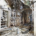 　小型ドローンによる調査を実施する福島第１原発３号機の原子炉建屋１階。左側はデブリ取り出し装置を搬入する際に妨げとなる収納棚（東京電力提供）