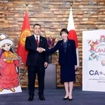 　キルギスのジャパロフ大統領（左）と握手する高市首相＝２０日午後、首相官邸