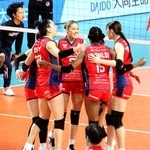 　バレーボールの全日本選手権の女子準決勝で、姫路からポイントを奪って喜ぶＮＥＣ川崎の選手たち＝京王アリーナＴＯＫＹＯ