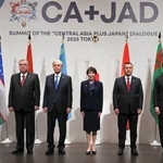 　記念写真に納まる高市首相（中央右）と中央アジア５カ国の大統領。初めて開いた首脳会合で「東京宣言」を採択した＝２０日午前、東京都千代田区（代表撮影）