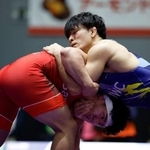 　男子フリー８６キロ級決勝　高橋夢大（左）と対戦する高谷惣亮＝駒沢体育館