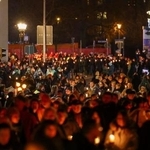 　ドイツ・マクデブルクのクリスマスマーケットで起きた車突入事件の追悼行事でろうそくを持って歩く人々＝２０日（ロイター＝共同）