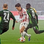 　ウォルフスブルク戦で競り合うフライブルクの鈴木（中央）＝ウォルフスブルク（共同）